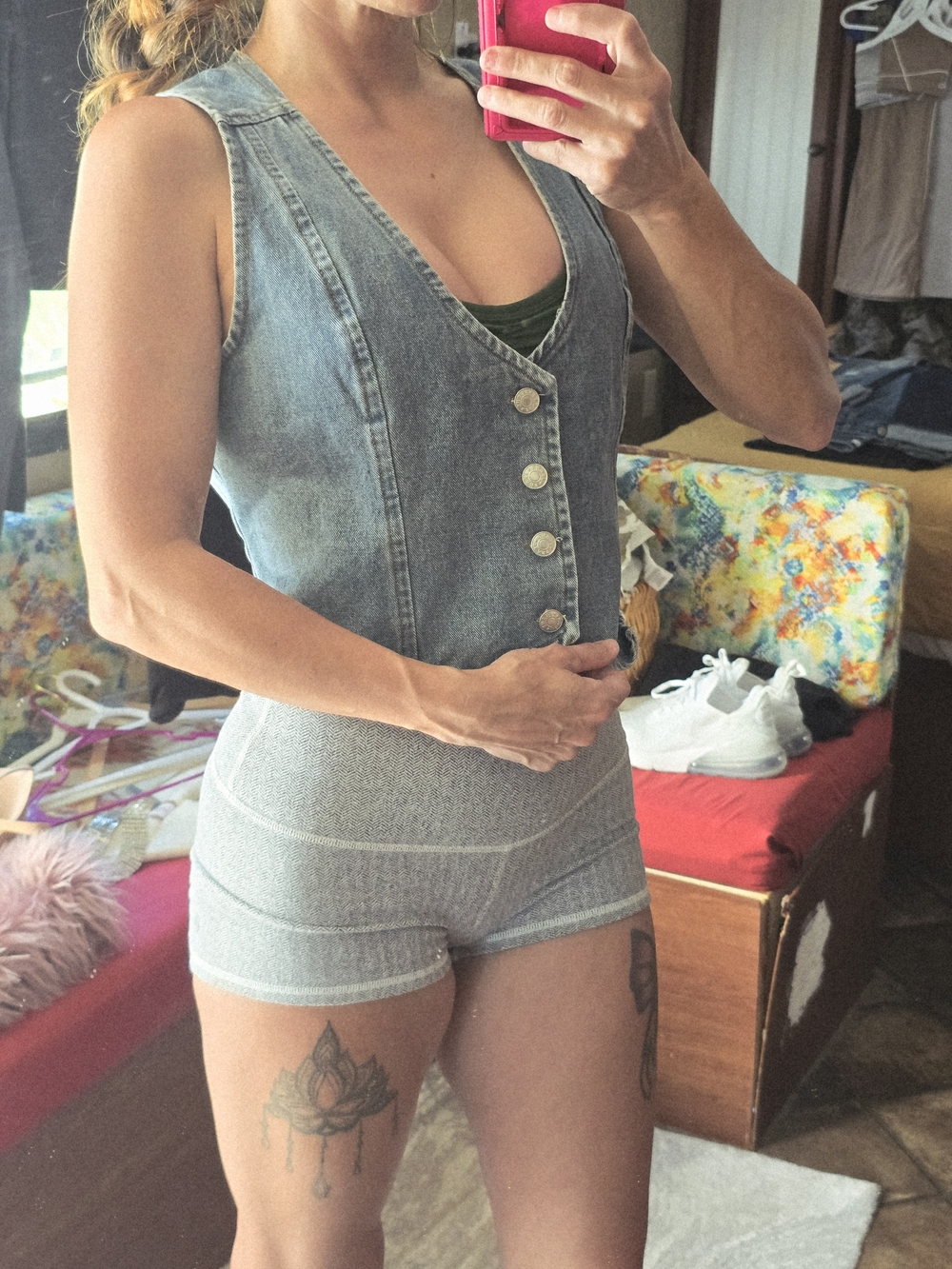 Sleeveless Denim Button-Front Vest in Washed Blue